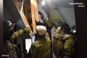 [VIDEO] Katowiccy policjanci rozbili zorganizowaną grupę przestępczą z Małopolski. Oszukali niemiecką firmę na kwotę prawie 2,5 mln zł.