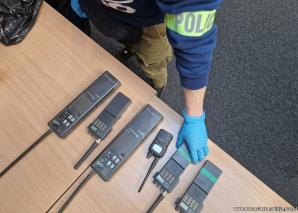 [VIDEO] Wykorzystując system radio-stop, nielegalnie doprowadzał do zatrzymania pociągów. Został zatrzymany i aresztowany na 3 miesiące