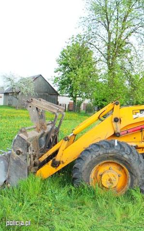 Koparko-ładowarką niszczył gospodarstwo swojej rodziny i chciał rozjechać policjantów