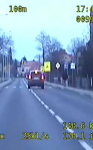 [VIDEO] Dolnośląskie: W terenie zabudowanym jechał z prędkością 147 km/h