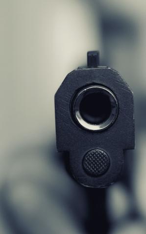 Przyjechali go ratować. On wycelował w nich broń