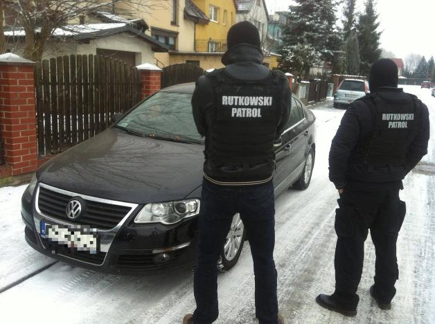 [VIDEO] Ludzie Rutkowskiego przejęli samochód należący do zmarłego księdza Waldemara Irka. Skuteczne działania wstrzymały destrukcyjne, prawne roszczenia siostrzenicy księdza