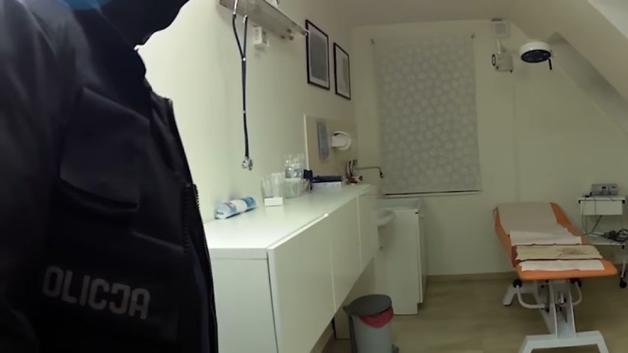 [VIDEO] Policjanci zatrzymali lekarza podejrzanego o molestowanie pacjentek! 