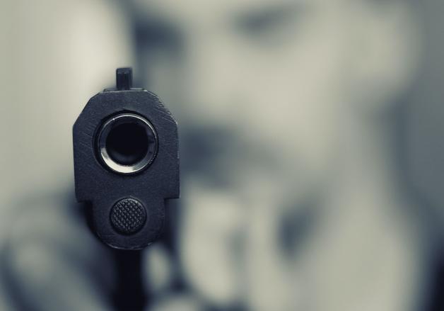 Przyjechali go ratować. On wycelował w nich broń